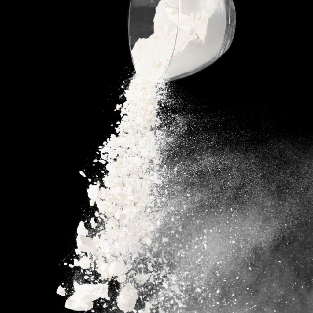 Titelbild - Pulver das aus Schüssel rieselt