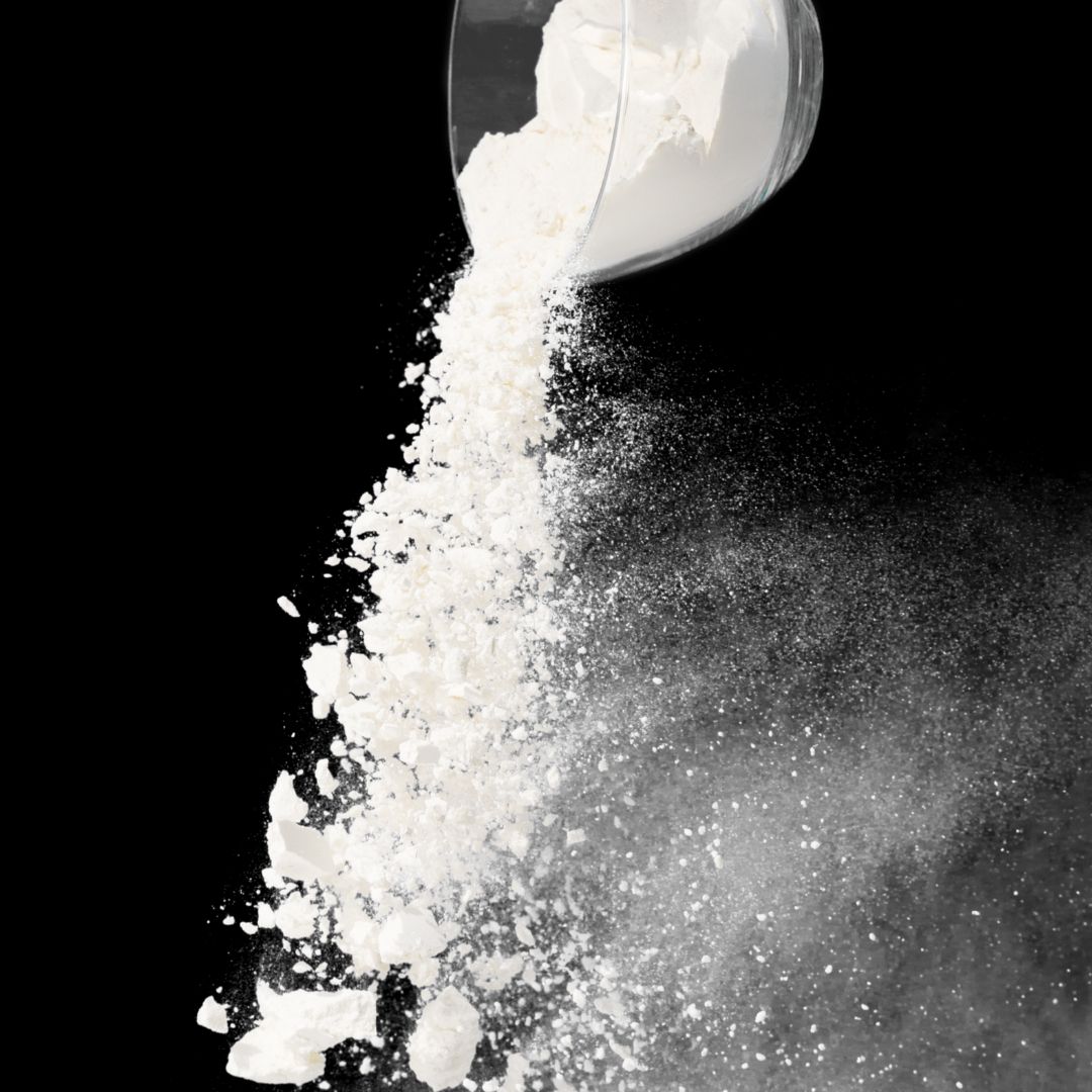 Titelbild - Pulver das aus Schüssel rieselt