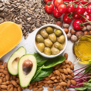 Darstellung natürlicher Vitamin-E-Quellen wie Sonnenblumen, Nüsse und Getreide mit Molekülstruktur im Hintergrund.