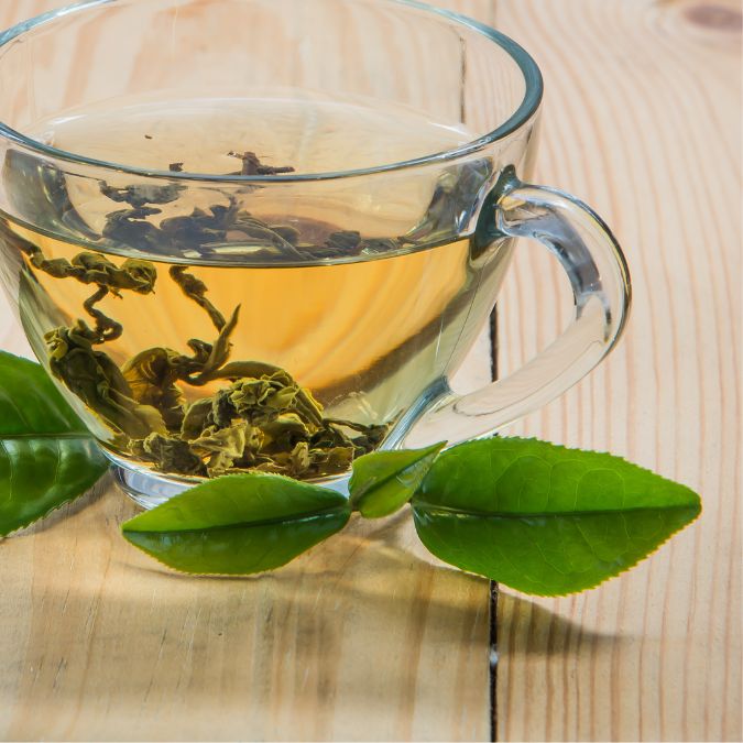 Illustration von L-Theanin, der Aminosäure aus grünem Tee, mit Tee-Blättern und neuronalen Symbolen